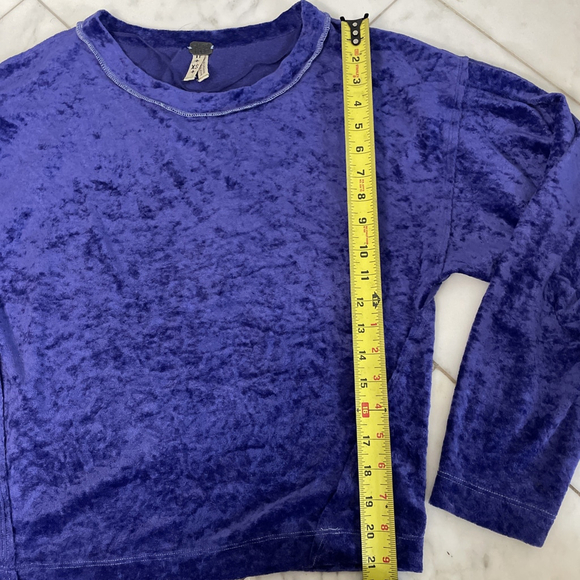 We The Free by Free People Women’s XS Royal Blue Crushed Velvet Long Sleeve Top - Picture 5 of 8